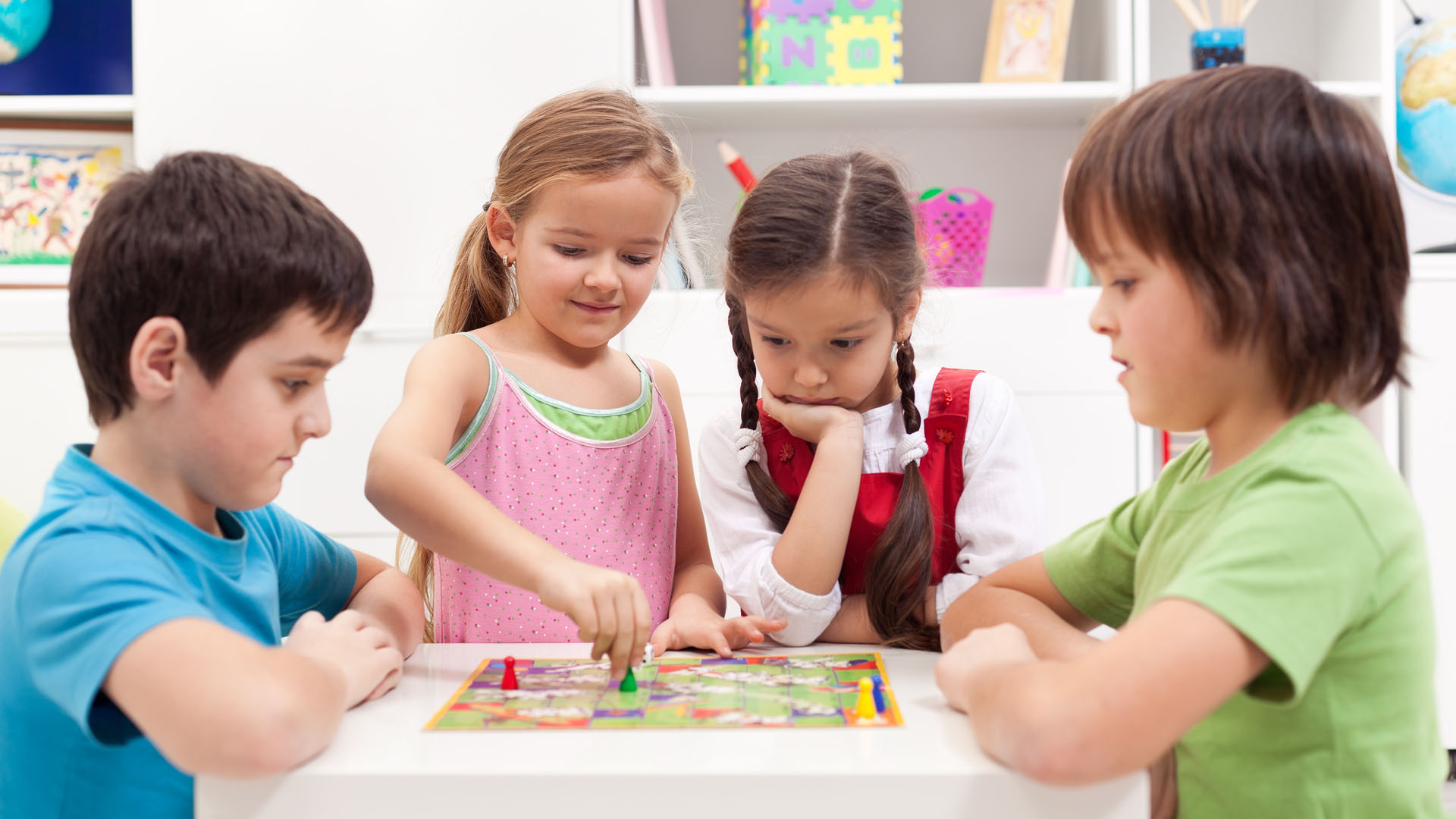 Crianças são premiadas pela criação de jogos de tabuleiro