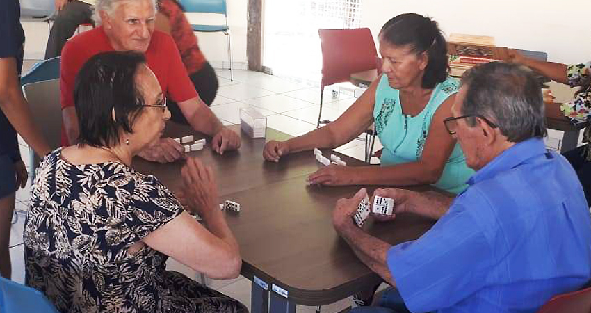 Tempo Feliz Do Jogo De Xadrez Da Família No Lar De Idosos Para Pessoas  Idosas Os Pais Com Crianças Têm a Conversa E O Lazer Do Di Foto de Stock -  Imagem